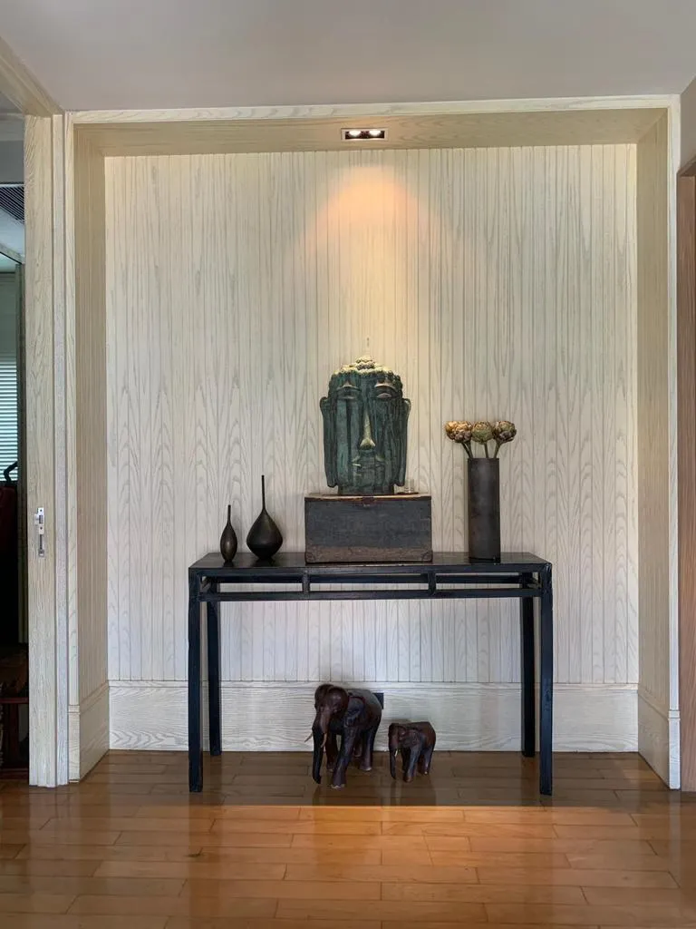 Display niche and console table in the furnished interior