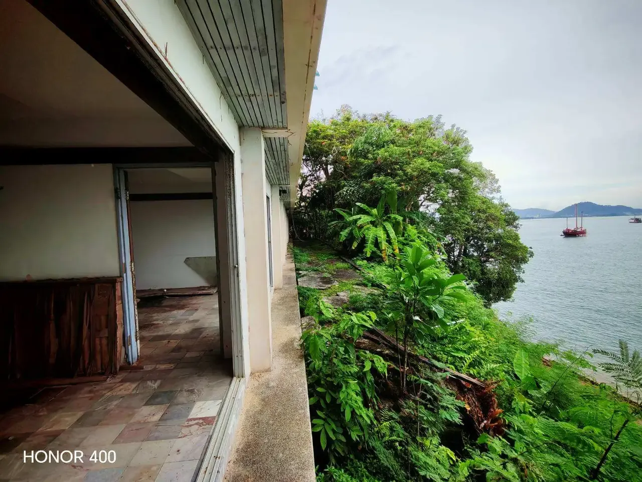Interior room opening towards the sea