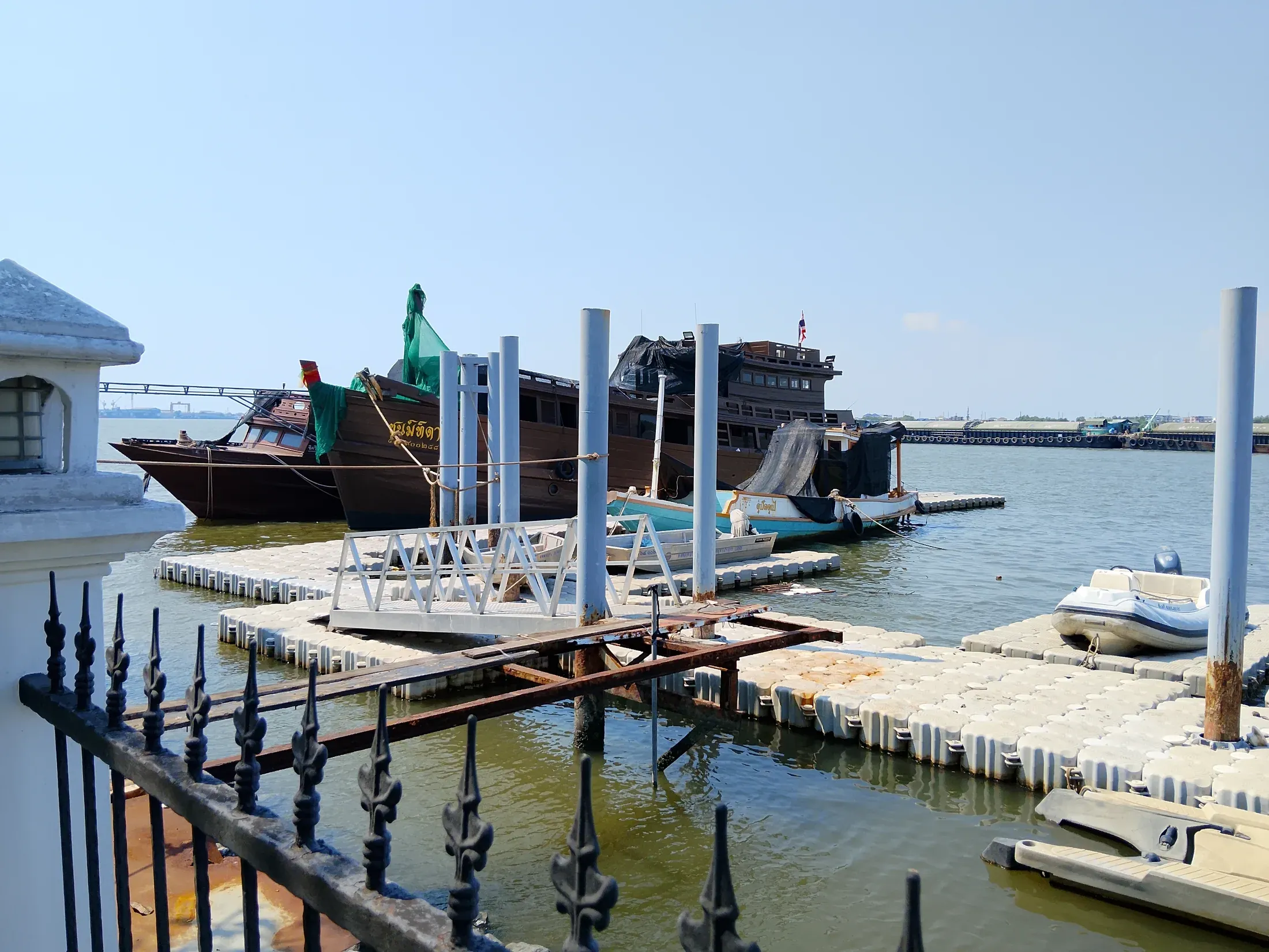 Boat lift and private landing on the Chao Phraya River
